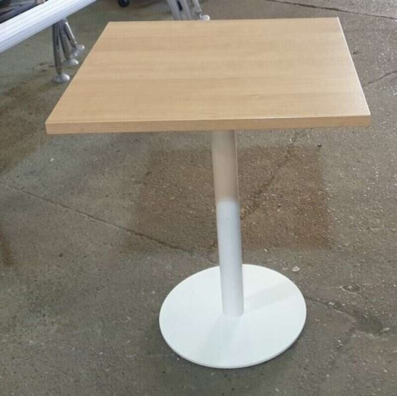 600sq mm Oak Square Table