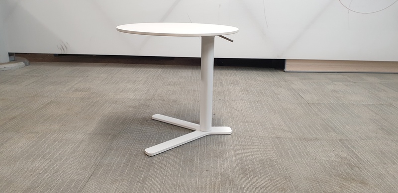 Circular height adjustable table