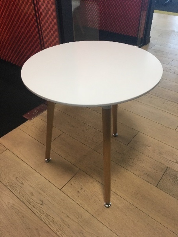 600mm diameter white cafe style round table