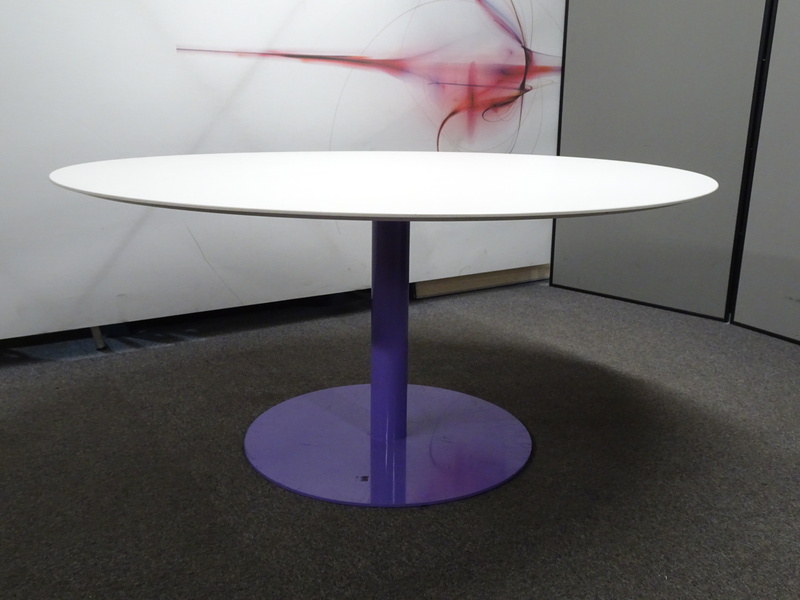 1600dia mm White Circular Table with Violet Base