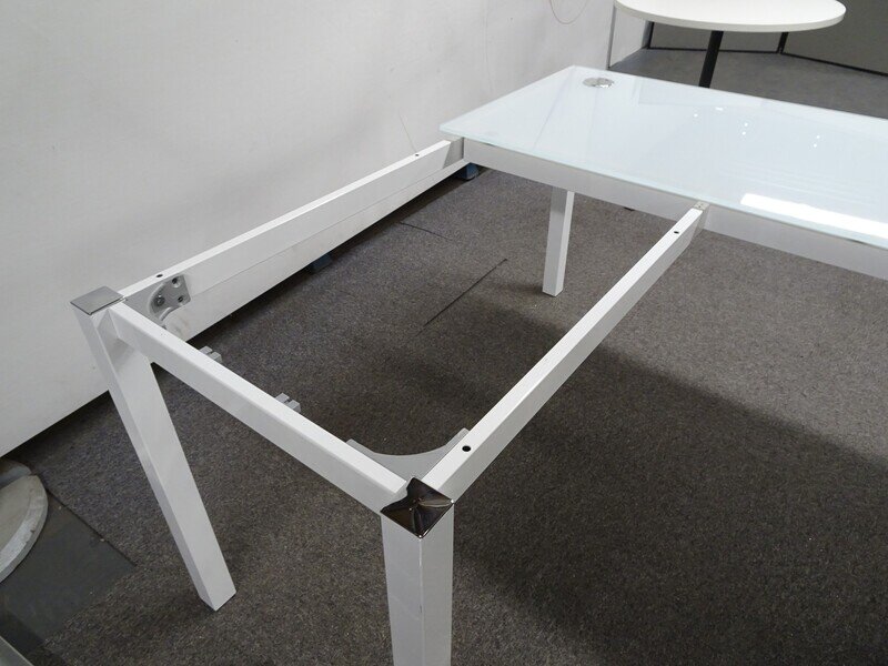 Quadrifoglio X4 L Shaped White Glass Top Desk with Return