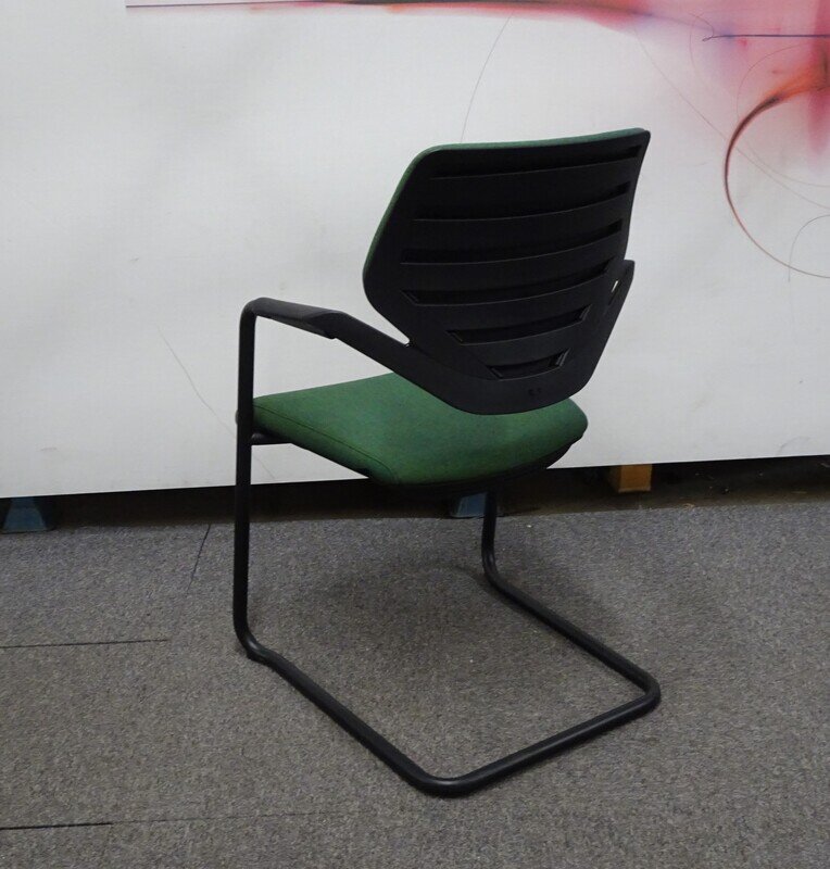 Konig + Neurath Nook Meeting Chair in Green