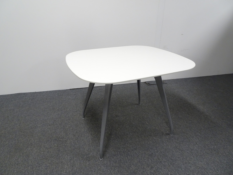 900w mm White Table 