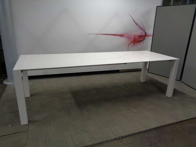 2650 x 900mm White Gloss Retractable Table
