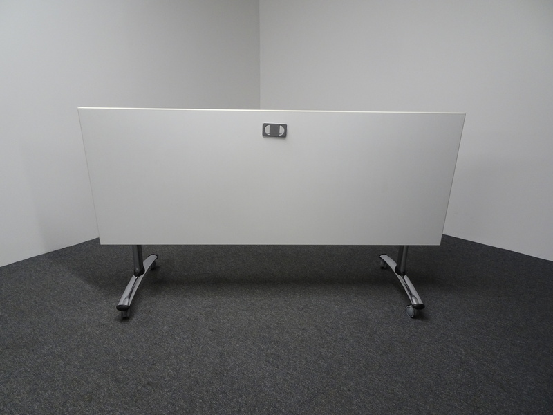 1800w mm White Flip Top Table