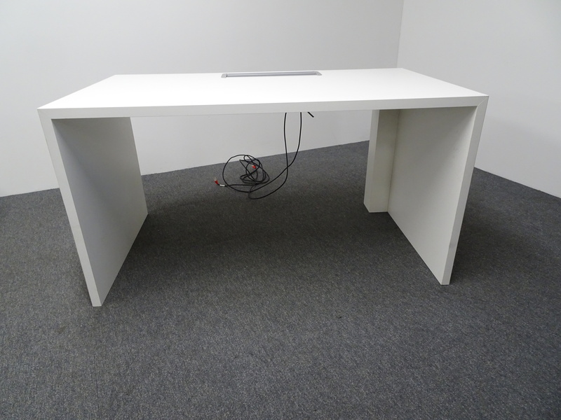 1400w mm Freestanding Desk in White