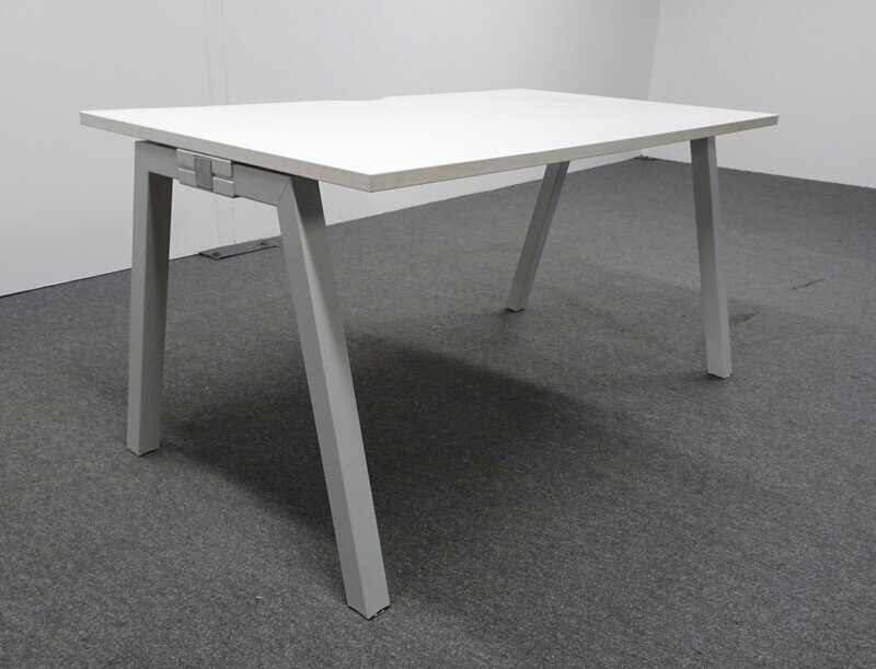 1400w mm Freestanding Desk 