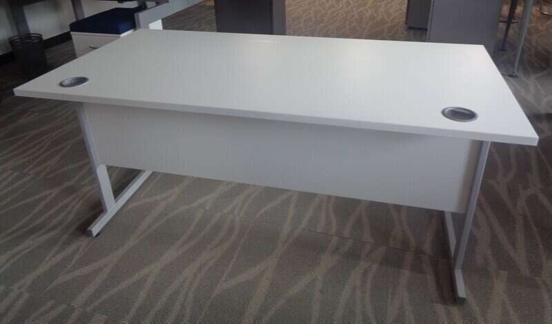 1600w mm White Desk with Modesty Panel