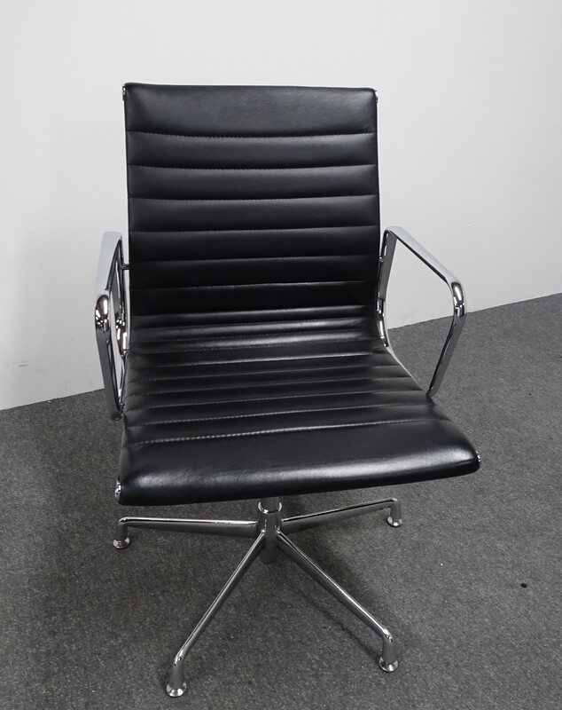 Mobili Libra Meeting Chair in Black Ribbed Leather