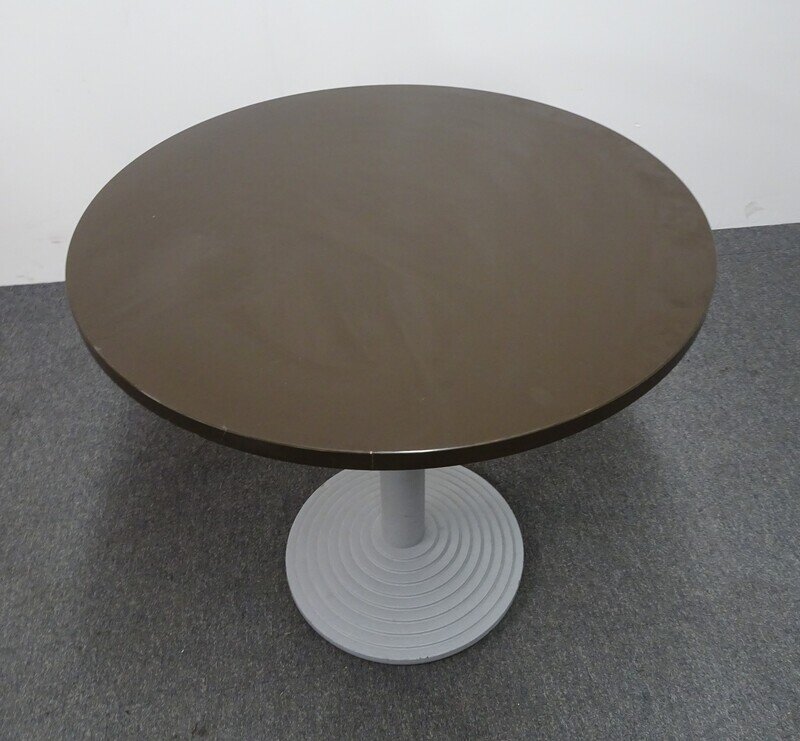 800dia mm Frovi Table with Circular Brown Top