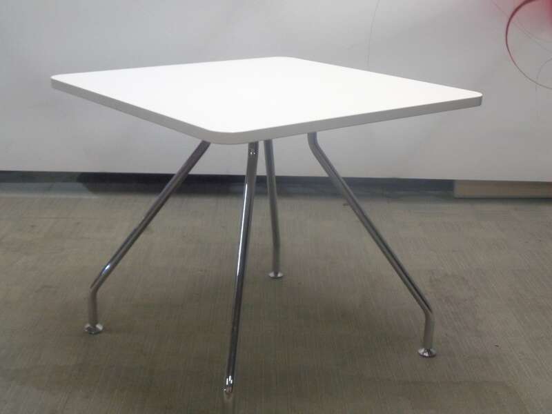 800sq mm White Square Table