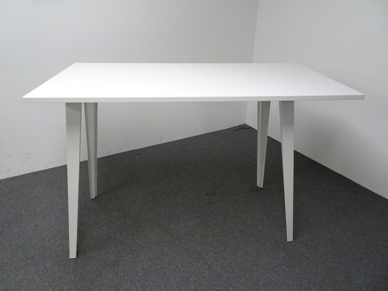 1600w mm White Poseur Table