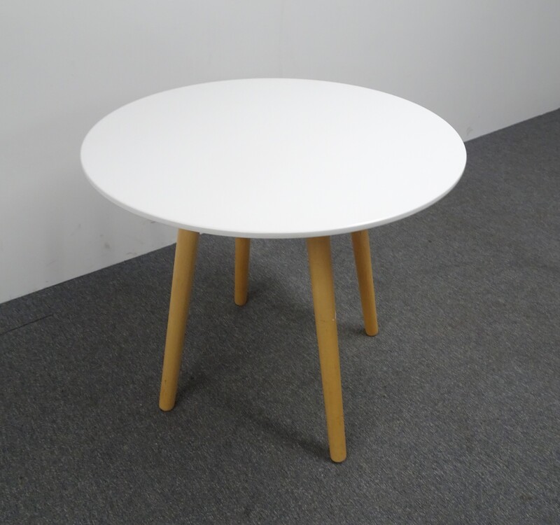 800dia mm Circular Table White Top Maple Legs