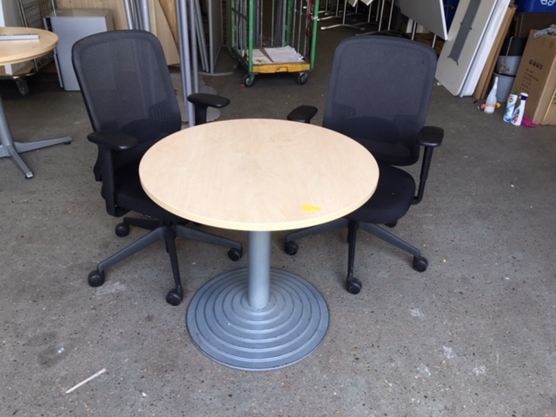 800mm diameter maple table with circular base