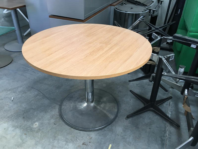 1000mm diameter oak table