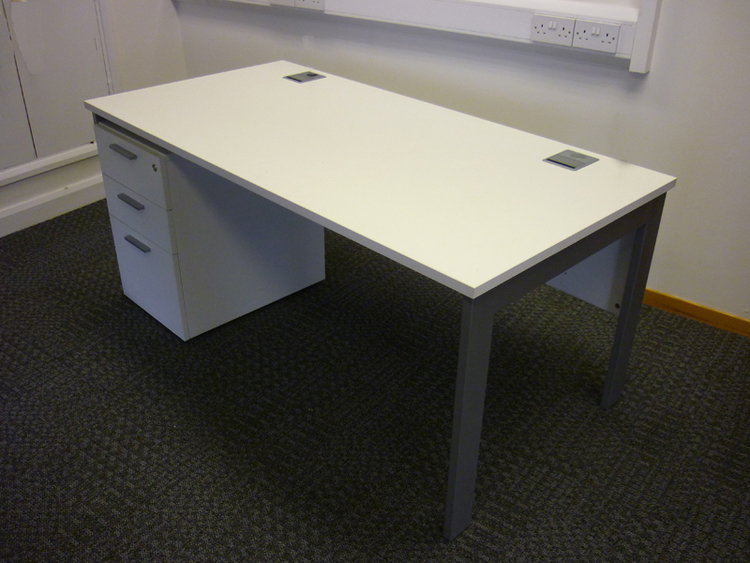 Ofquest Qore 1600mm white desks