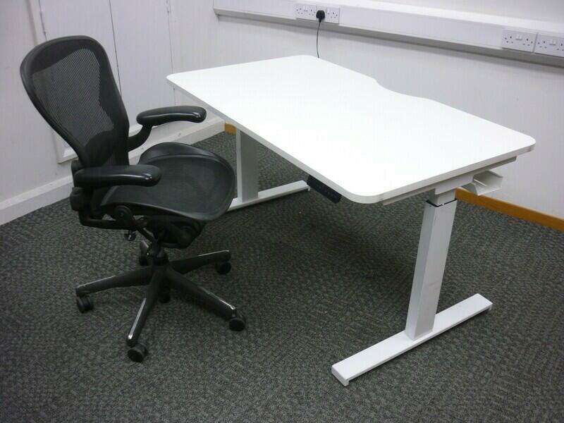 1400mm programmable electric sit/stand desks with choice of tops