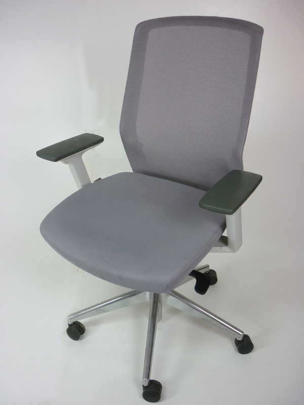 Bestuhl J1 task chair in light grey