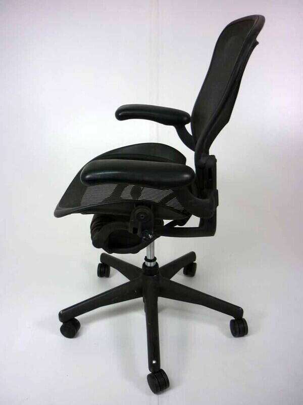 Herman Miller Aeron 2 Lever Fixed Arms Graphite Size B