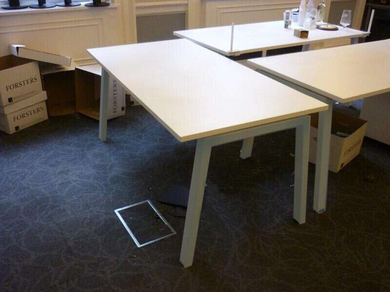 White Elite Linea 1600x800mm desks