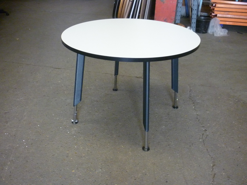 1000mm diameter Tangent white table