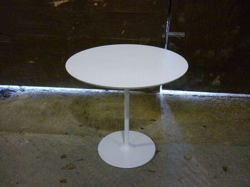 1000mm diameter white table with white base