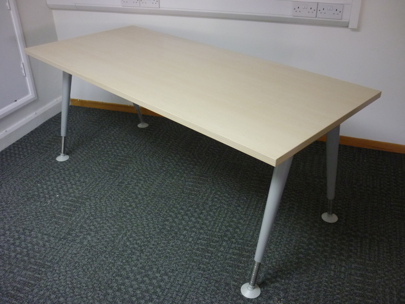 Knoll 1800w x800d mm maple desk