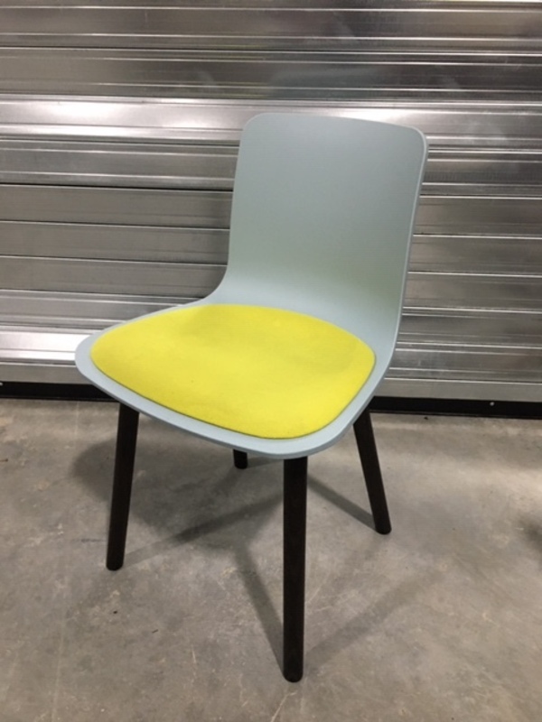 Vitra Hal Wood in bluelime green