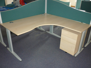 Senator Jigsaw 1600x1600mm maple desks