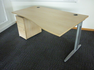 Senator Jigsaw maple 1600 x 1000/800mm single wave desks (CE)