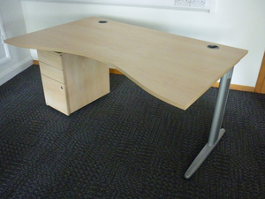 Senator Jigsaw maple 1600 x 1000/800mm double wave desks (CE)
