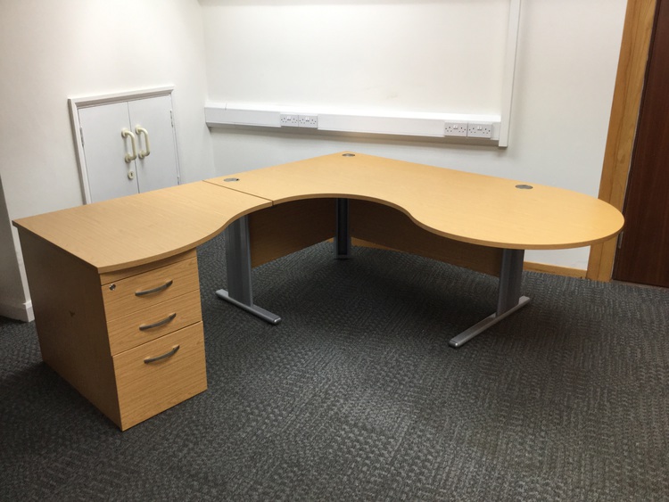 Light oak executive 2000x2200mm desk