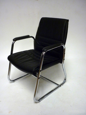 V6 MCA black leather meeting chair