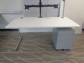 1600w mm White Desk with Modesty Panel