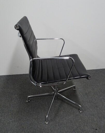 Mobili Libra Meeting Chair in Black Ribbed Leather
