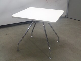 800sq mm White Square Table
