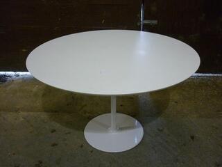 1000mm diameter white table with white base